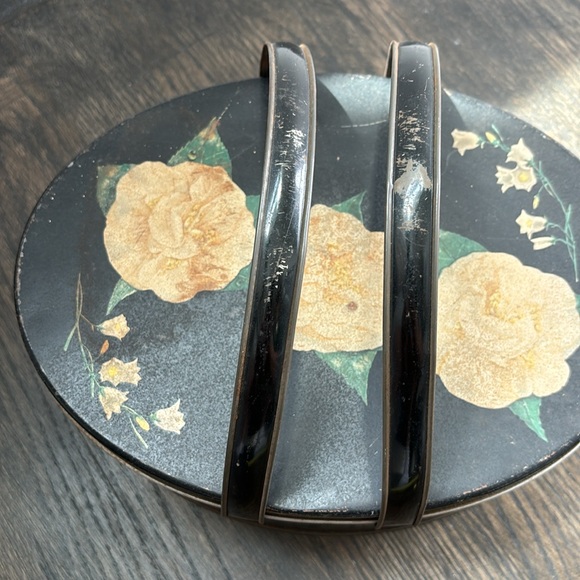 Vintage oval tin w/ handles , black w/ painted gardenias and Lilly of Valley - Picture 3 of 5